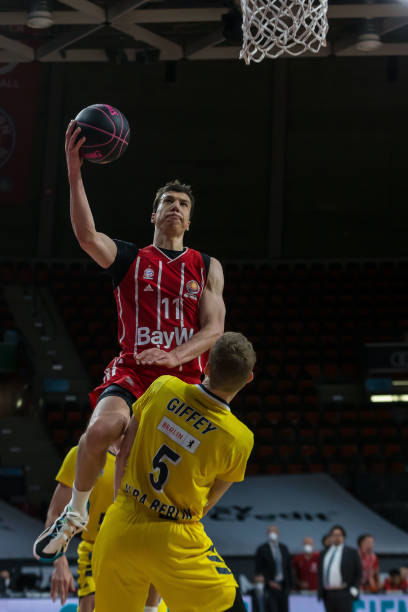 主裁判由于 主裁判由于